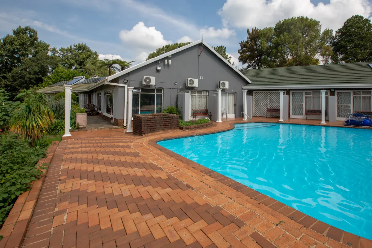Eikenhof Country Guesthouse swimming pool and main building